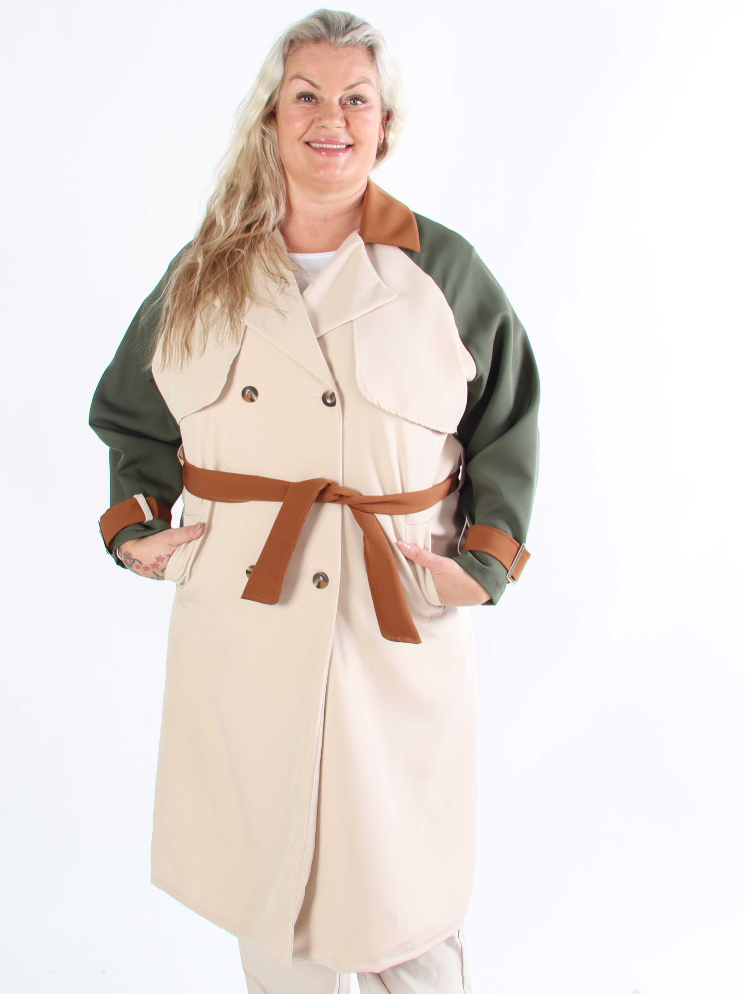 Neema - Lätt, flerfärgad trenchcoat i plusstorlek med knytband